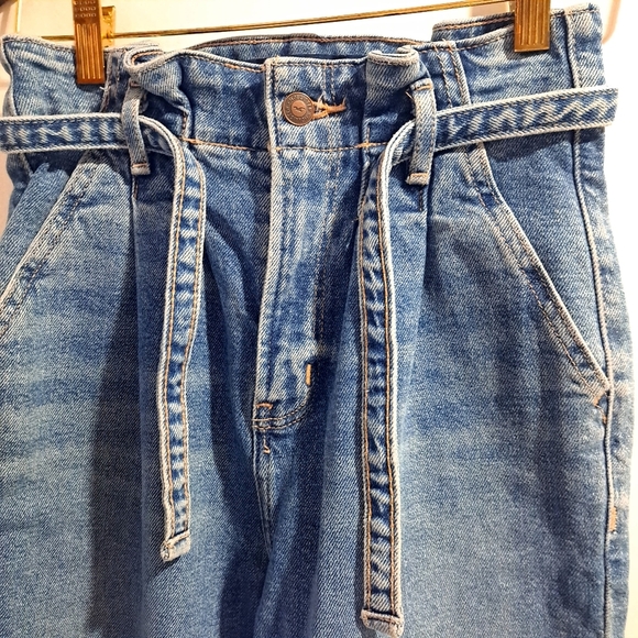 Hollister | ultra high rise mom jean Women's Blue Jean W23 L27 - Picture 3 of 10